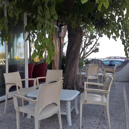 Quadruple 5 Minutes From The Sea Пинето