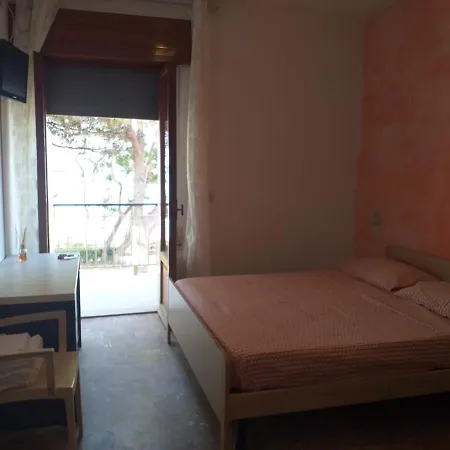 Quadruple 5 Minutes From The Sea Bed & Breakfast Pineto
